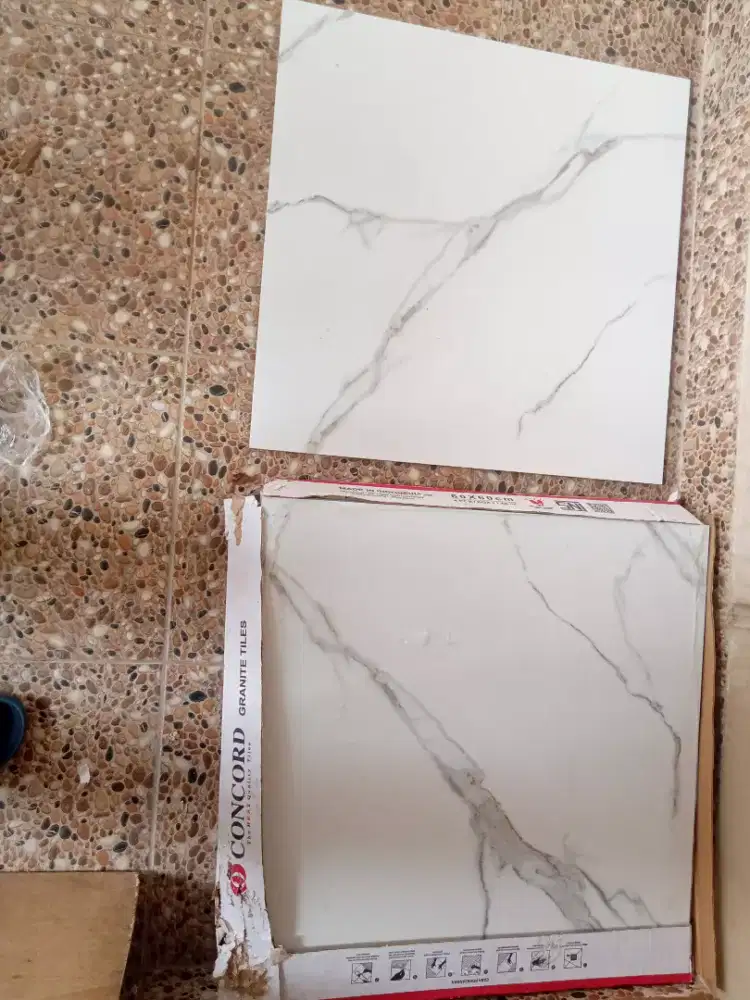 Granit 60x 60 baru beli aja edisi lagi rehab lantai  1 kotak/isi 4