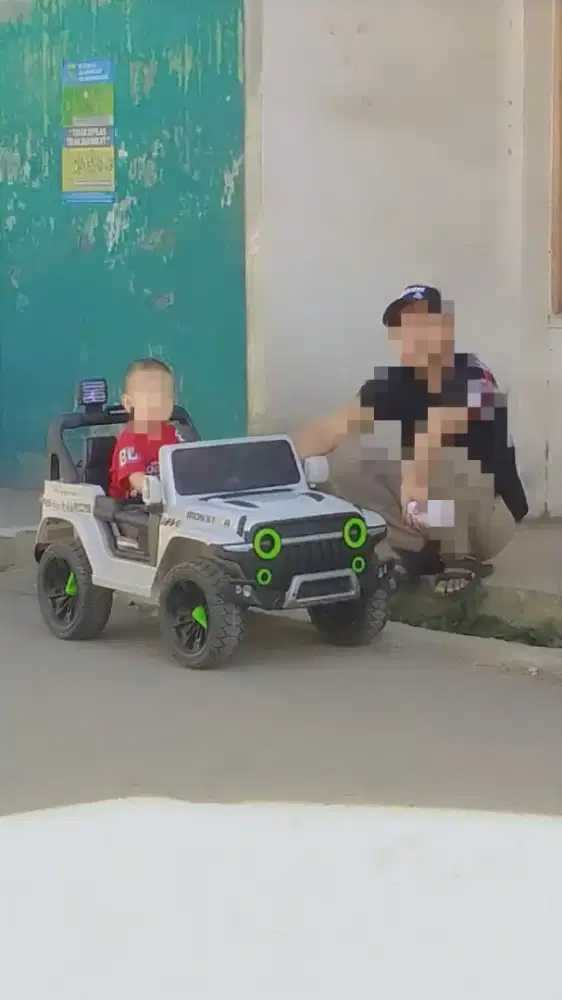 Jual mainan anak mobil remot aki mulus komplit buka harga 900k nego