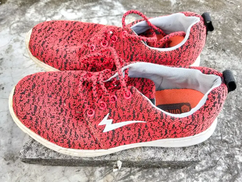 SEPATU SNEAKERS WANITA SECOND