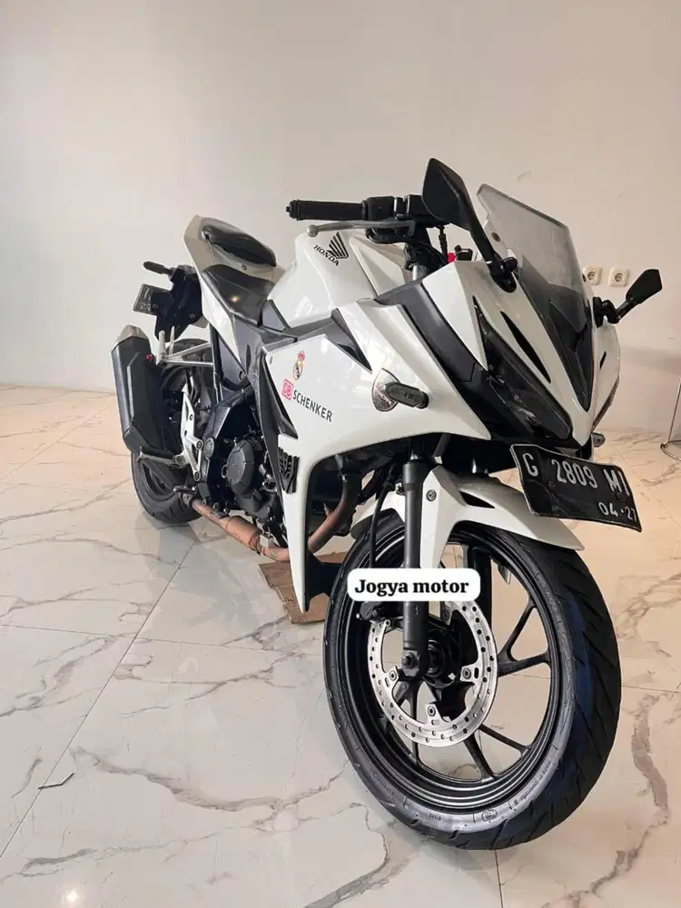 (B) Honda cbr15pr tahun 2017