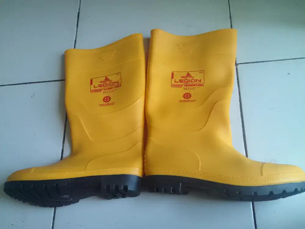 Sepatu boot safety baru