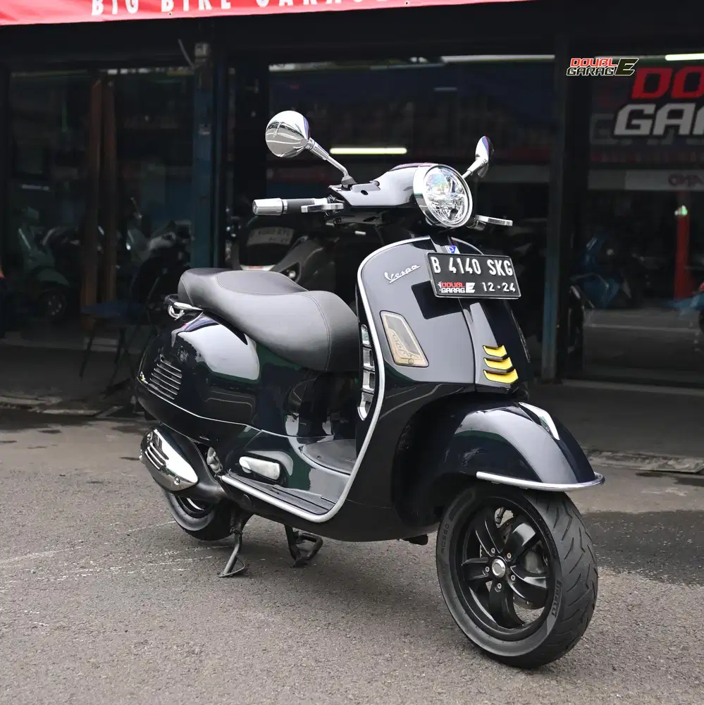 VESPA GTS 300 HPE HITAM 2019 LIKE NEW