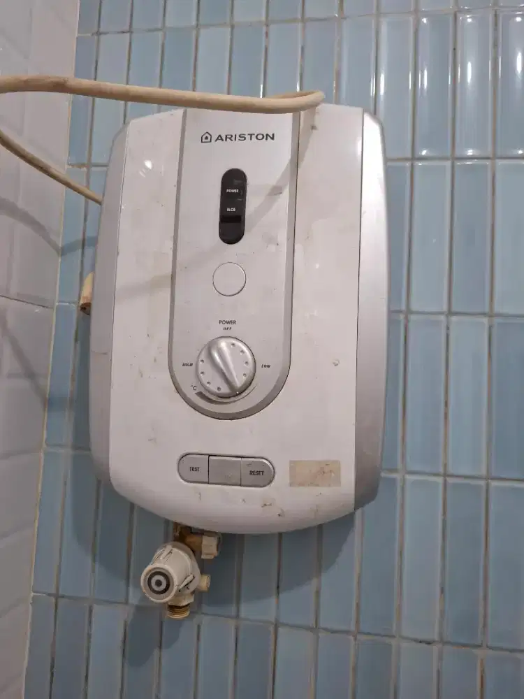 2 unit water heater instant bekas ariston