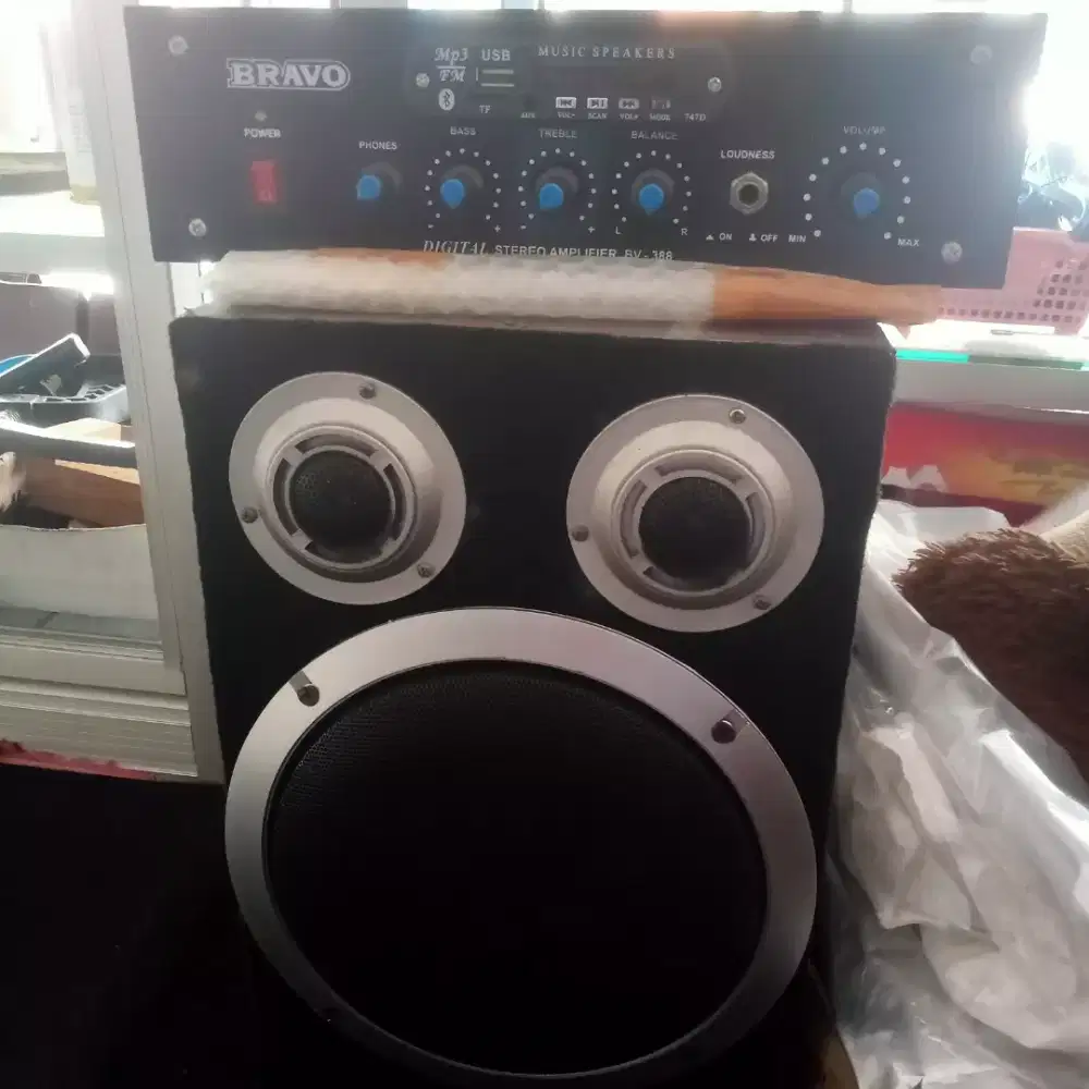Di jual ampli plus speaker 8 inch