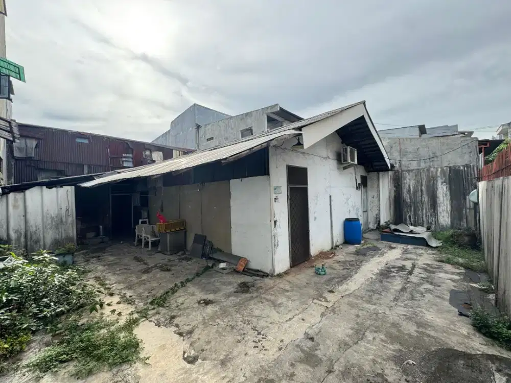 ANA RUMAH TUA UK 10X15M HITUNG TANAH DI JELAMBAR