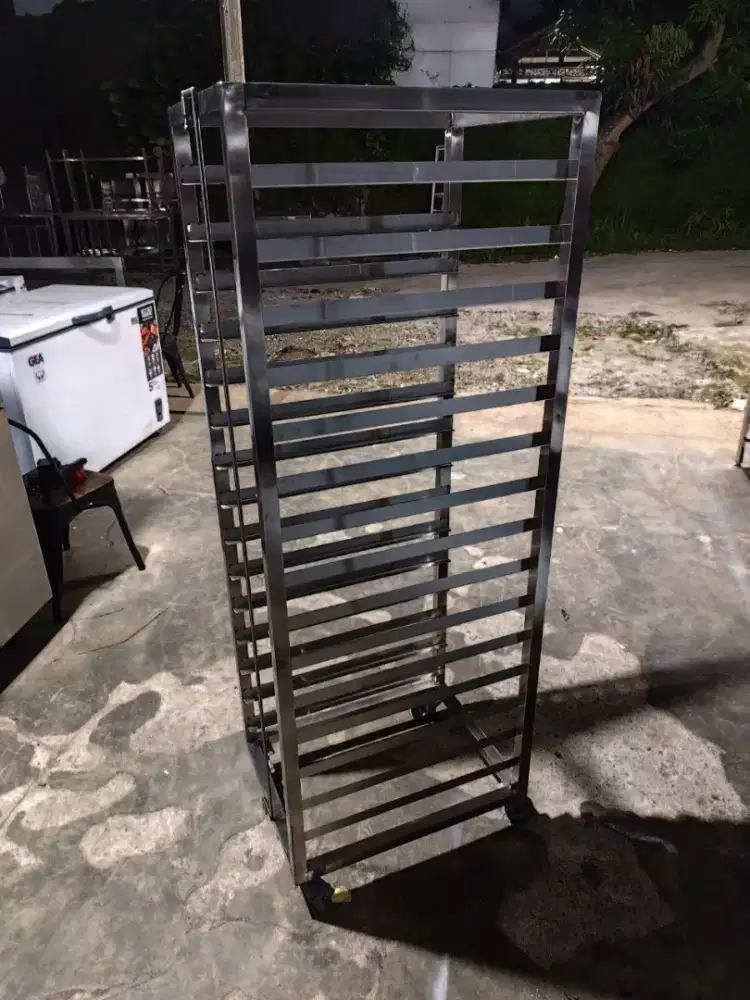 Rak tray isi 15 untuk loyang 40x60 

P 60
L 40
T 165 

Harga 1,8jt