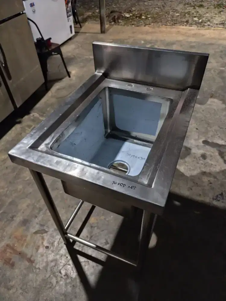 Single sink semi baru 

P 70
L 55 
T 85 

Harga 2 jt