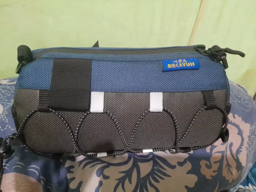 Tas sepeda sekayuh sama gantungan sepeda di tembok