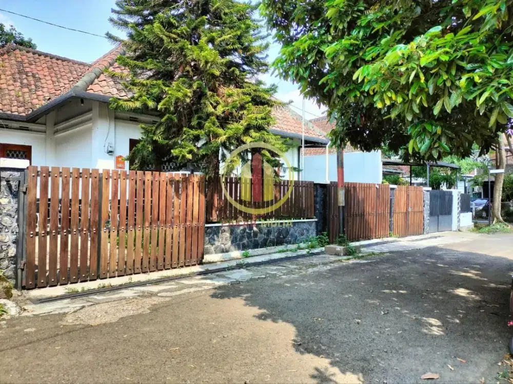 Rumah Cantik Terawat Dekat Jalan Jakarta Bandung Kota