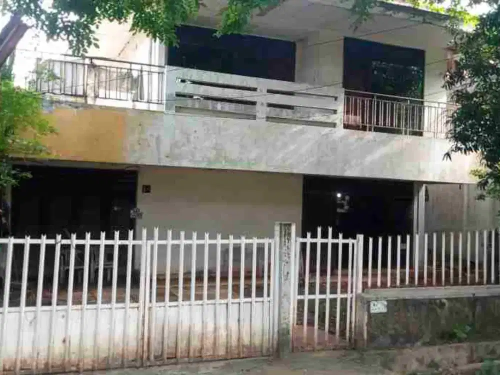 Dijual rumah tua hitung tanah 325 m bawah NJOP di perumahan one gate system di Ancol Indah