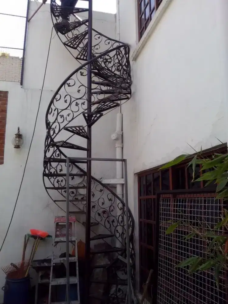 tangga putar desain klasik