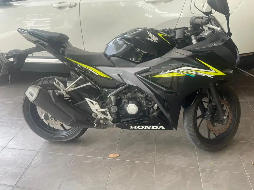 Di jual honda cbr 150r tahun 2017