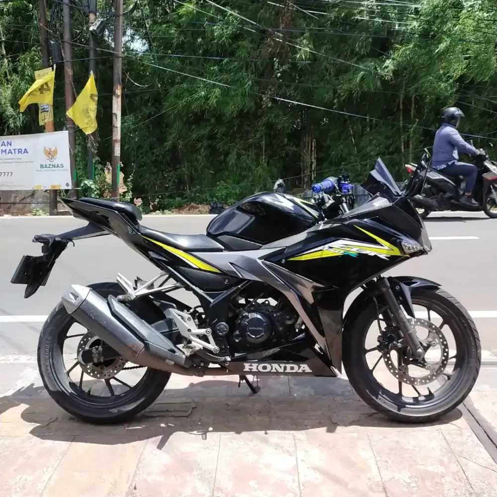 Honda CBR Facelift 2016 Orisinil Lengkap Bagus