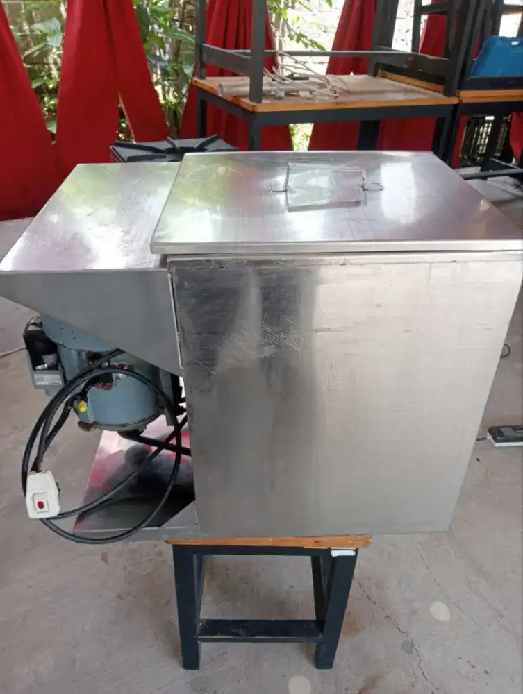 Mixer adonan roti
Ukuran P 40 L 60 T 49
Kapasitas 2 kg

Harga 1,8jt
