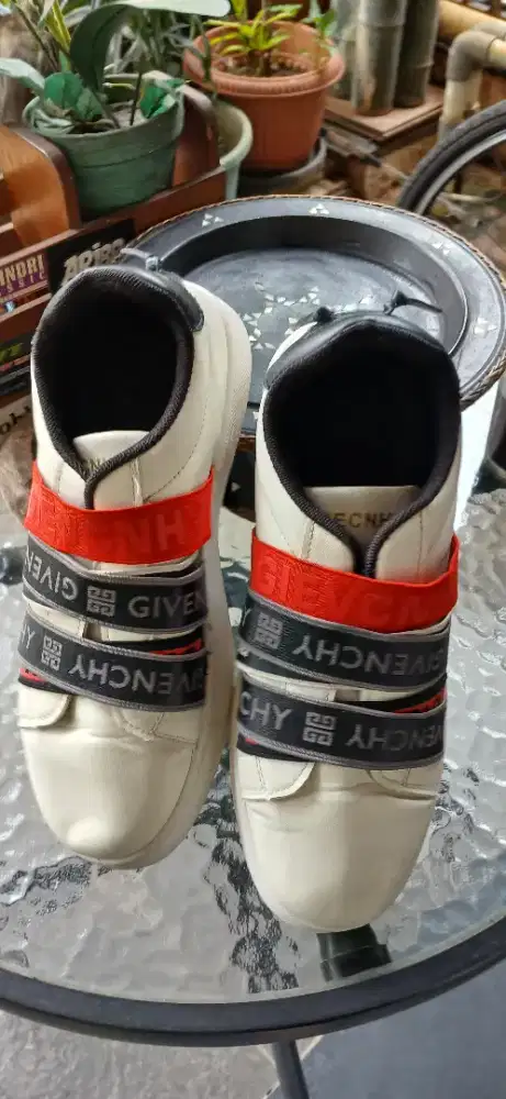 Sneaker Merk Givenchy, Size 42, Masih sangat Bagus,. No Minus.