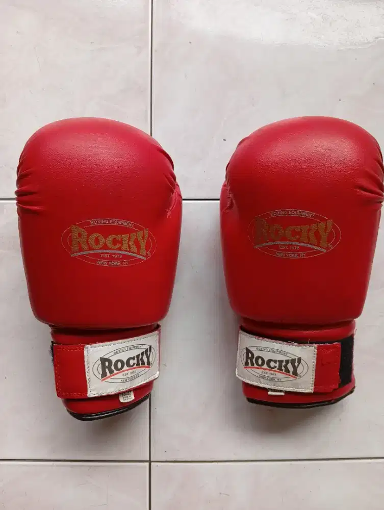 Sarung Tinju Rocky size 10 oz merah