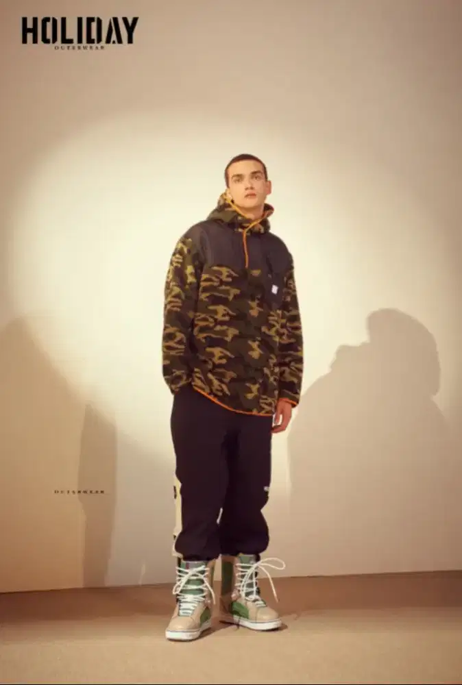 Holiday outhwear hip zip size M