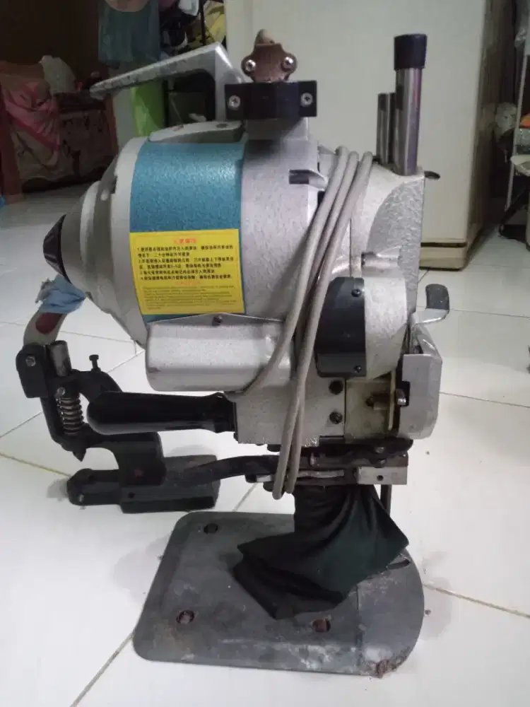 Perlengkapan mesin jahit (2mc.cutting & 1mc kancing rivet)