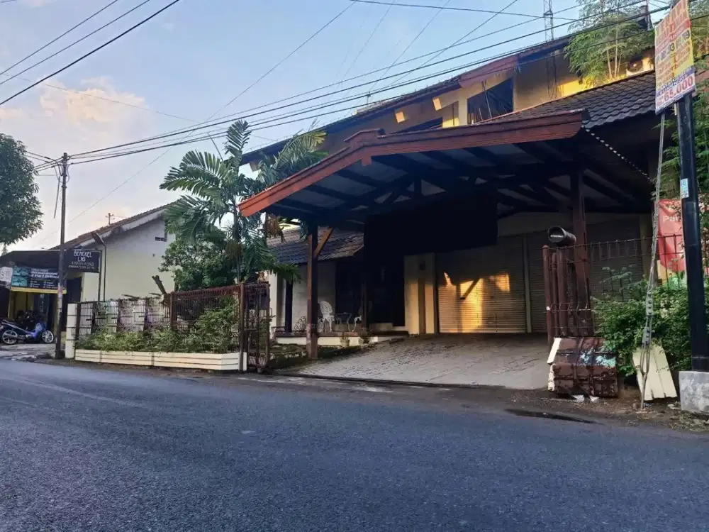 Rumah Luas di Daerah Deresan dekat CHJ Halal Restaurant