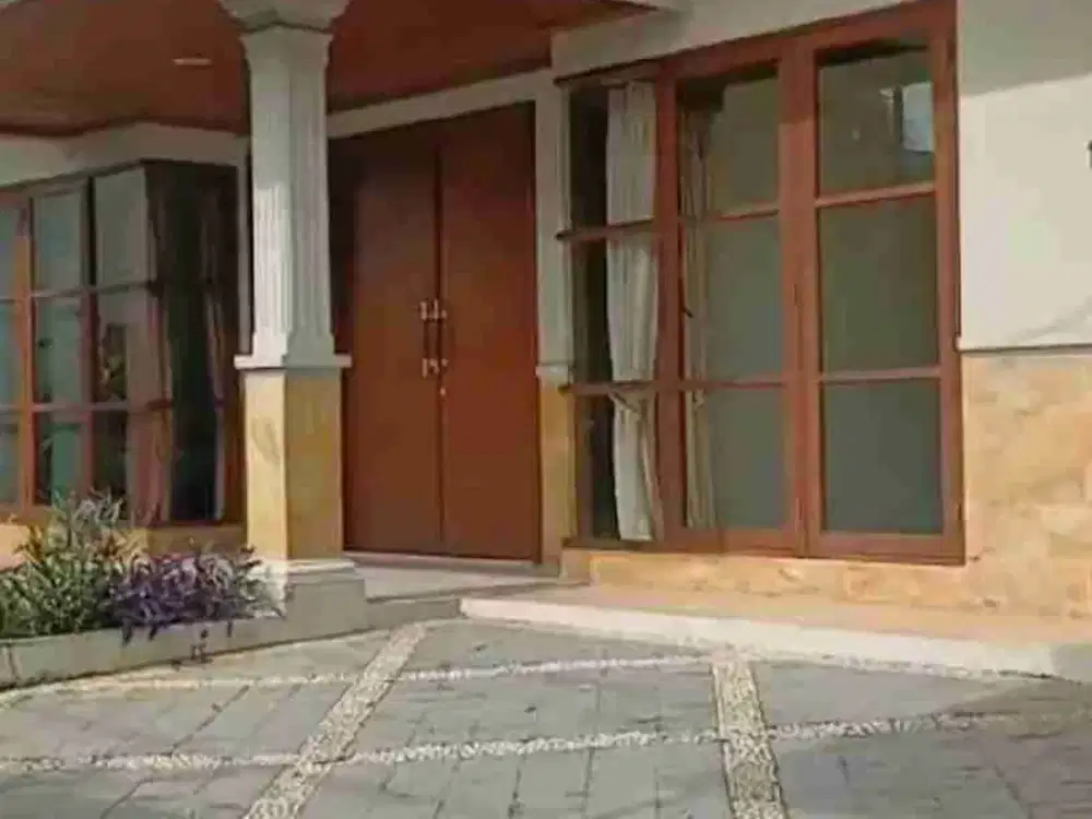 Rumah Lama Masih Layak Huni Dalam Townhouse Mewah Dan Exclusive