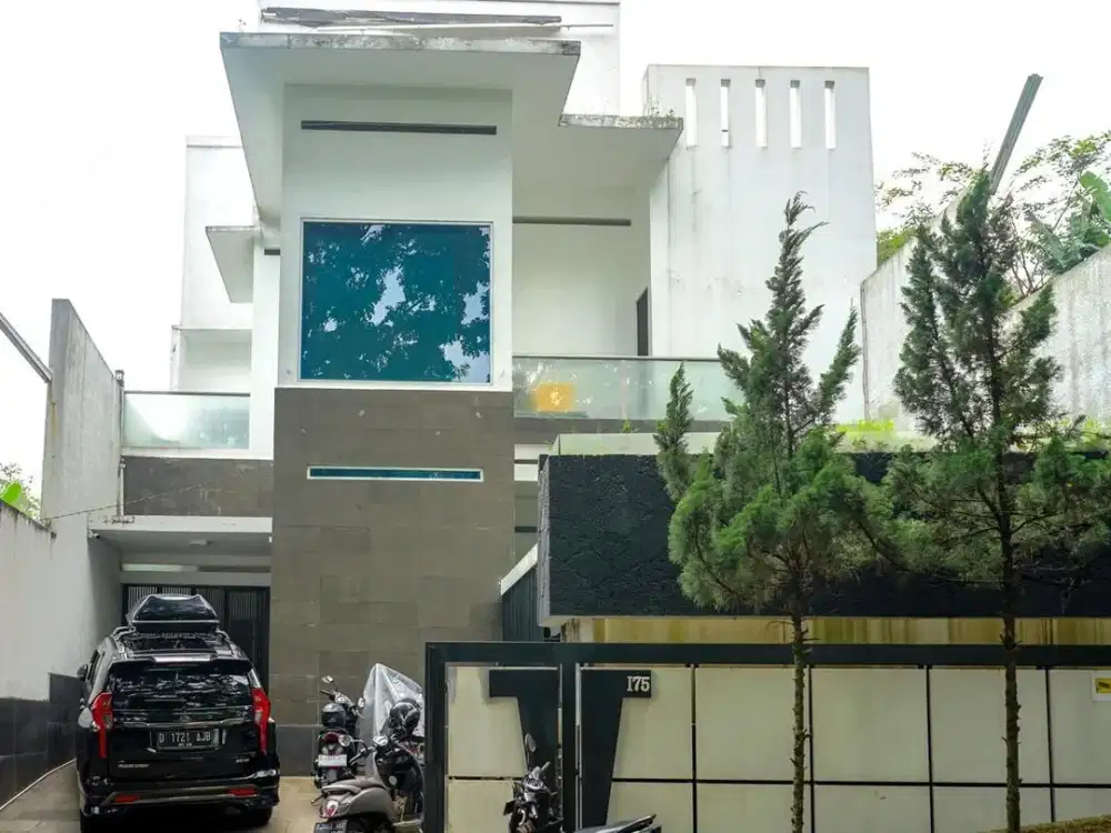 Rumah Villa Modern  dengan Kolam Renang di Cigadung dkt Resor Dago Bdg