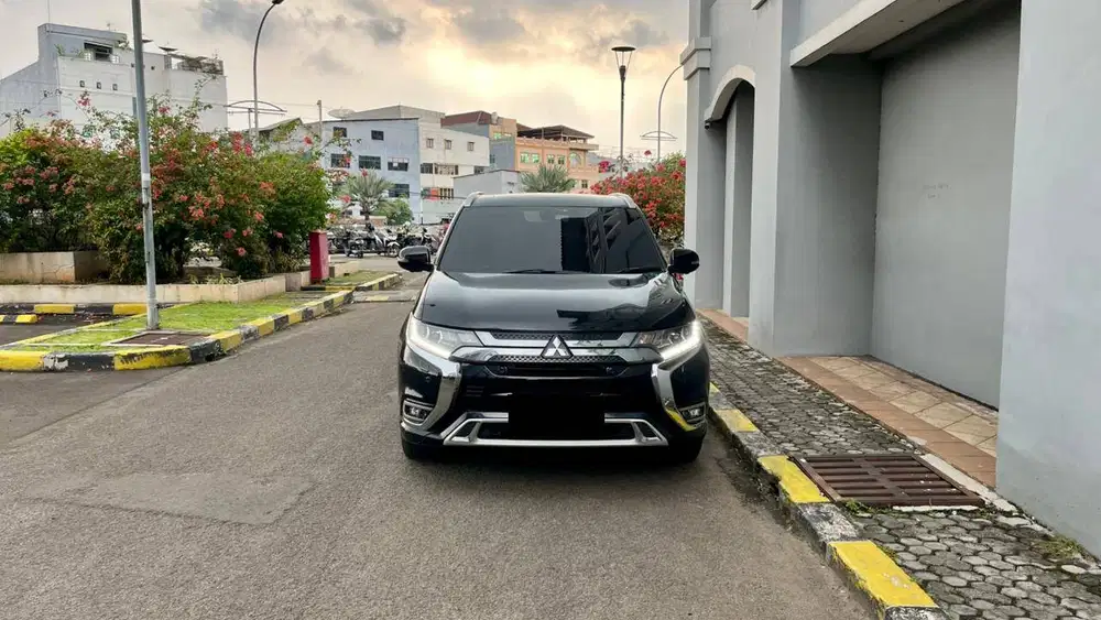 Mitsubishi Outlander 2.4 PHEV Hybrid 4x4 AWD Hitam 2019 Low Km Record