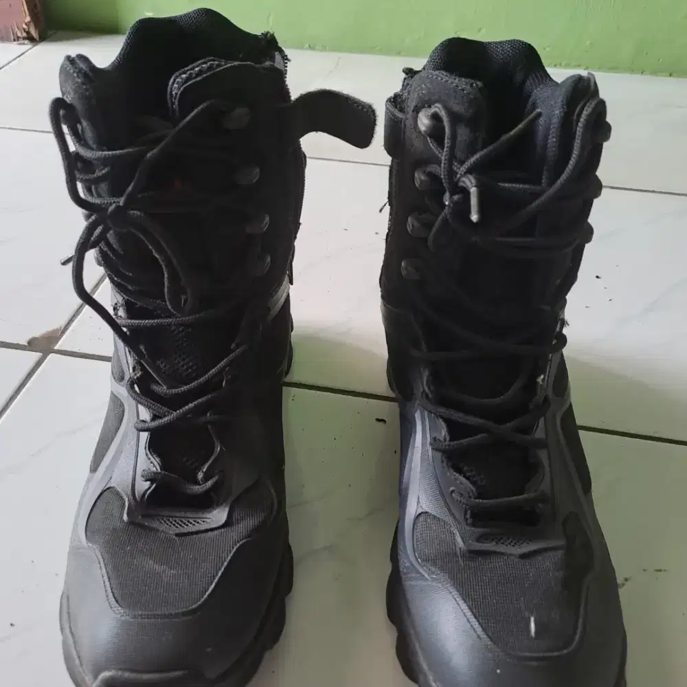 Sepatu boots merek Magnum size 42 ori no minus sol msh tebal