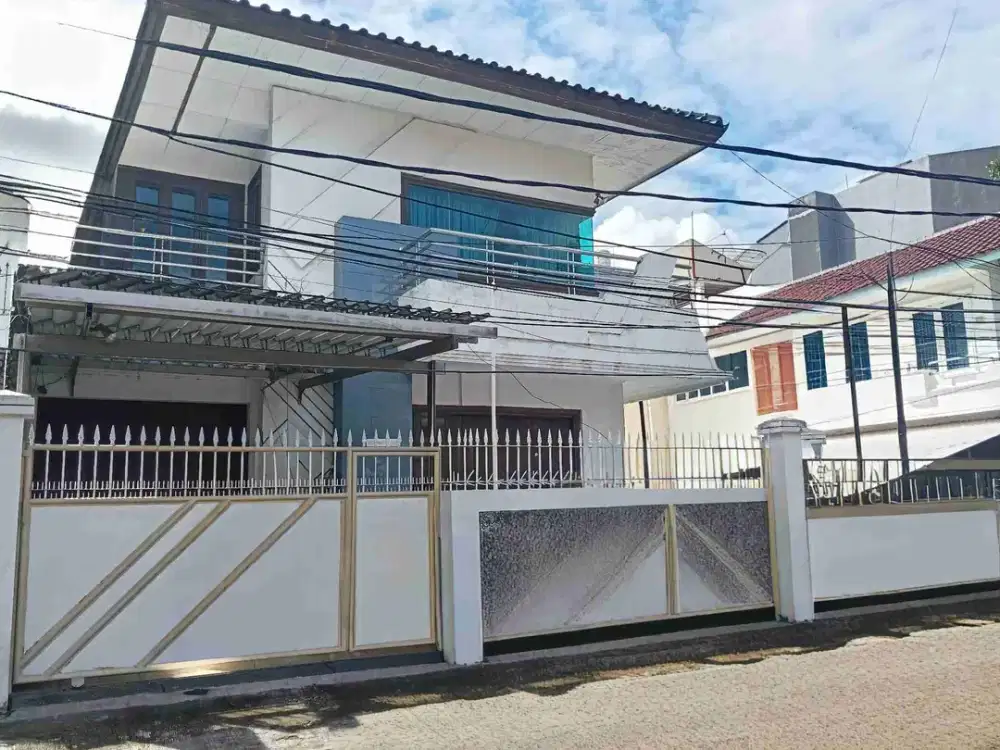 Rumah besar Hoek 2,5 lantai bangunan kokoh semi furnished row jalan 3 mobil dijual lokasi favorit Petojo Selatan Jakarta Pusat