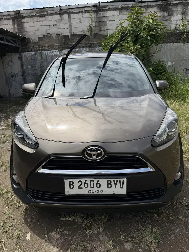 Sienta V at matic 2019 grey, km low