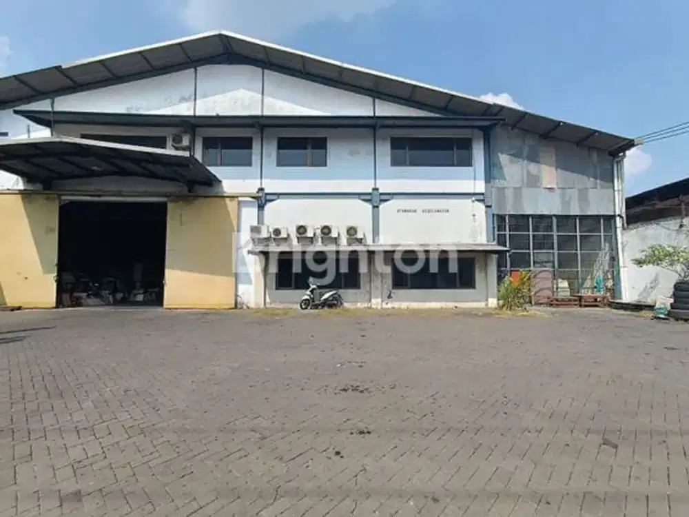 Gudang Margomulyo Akses Kontainer Bangunan Terawat