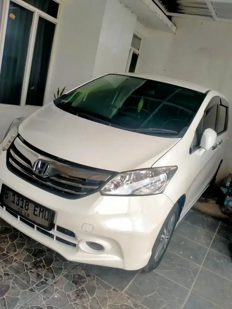 HONDA FREED PUTIH 2013 Solusi UNTUK KELUARGA ANDA