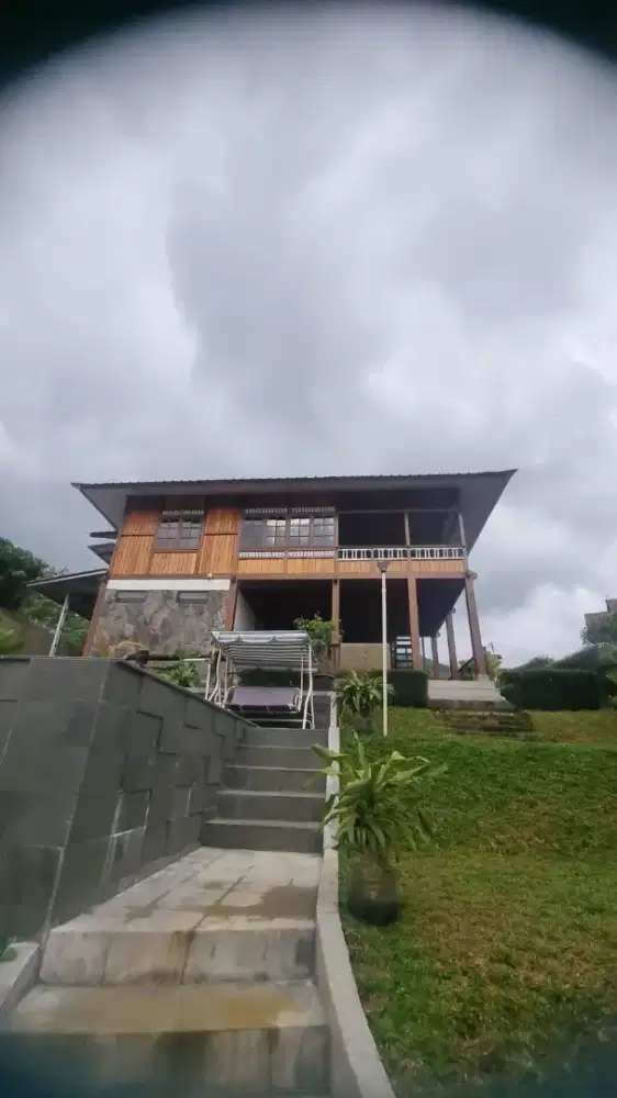 Dijual butuh vila kayu mewah ada Kolam renang nya Lokasi Cisarua Bogor
