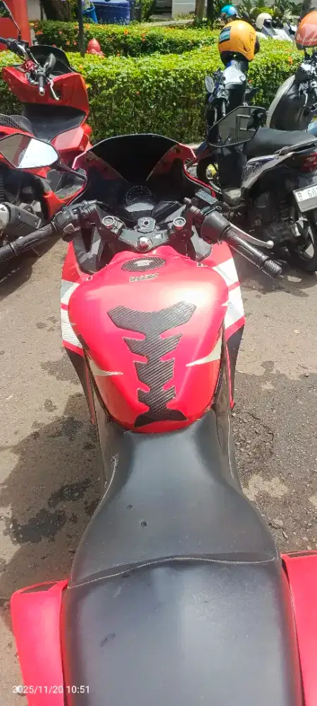 CBR 150 r merah