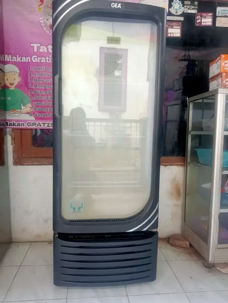 Di jual showcase GEA 210 liter masih orisinil pabrik