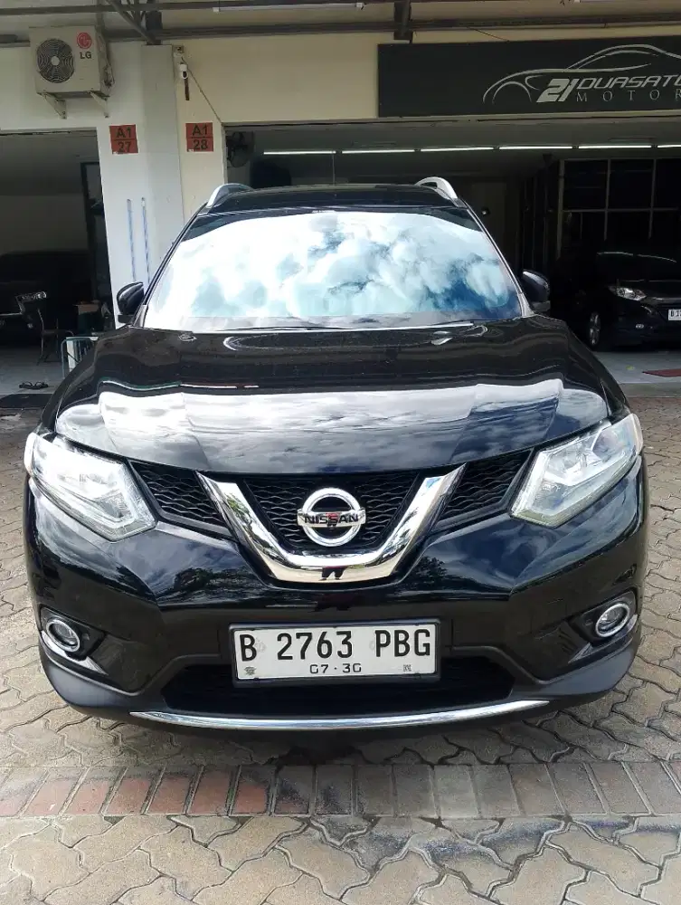 XTRAIL 2.5 AT/AUTOMATIC 2015 HITAM