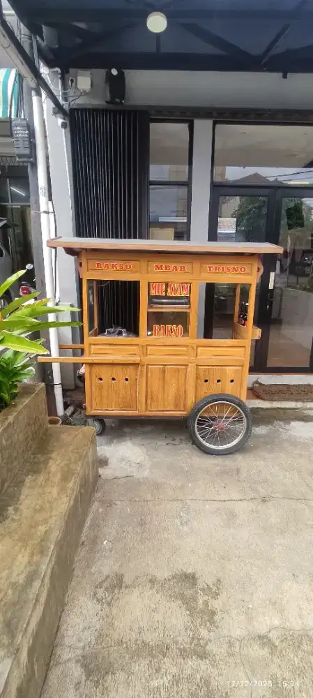 JUAL CEPAT! Gerobak Bakso 2 Tungku + GRATIS 2 Etalase (Siap Dagang).