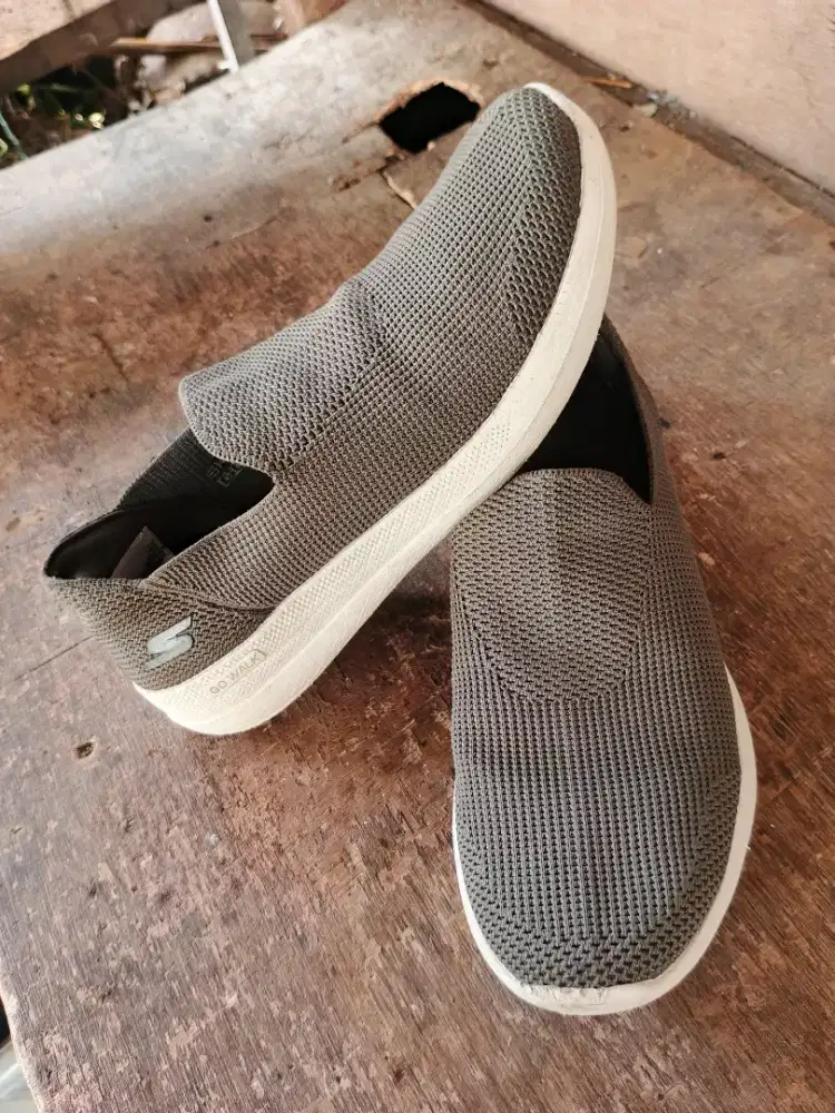Jual sepatu Skechers slip on original size 42 bisa kirim bayar cod