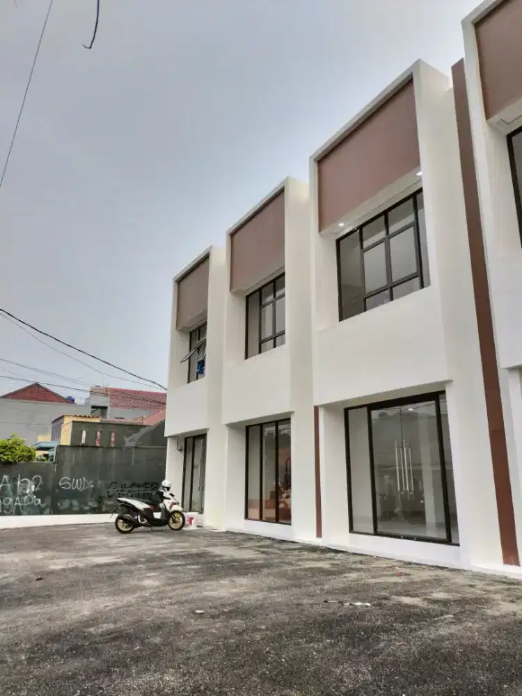 Ruko 2 Lantai Pinggir Jalan Raya di Lubang Buaya - Harga Terjangkau