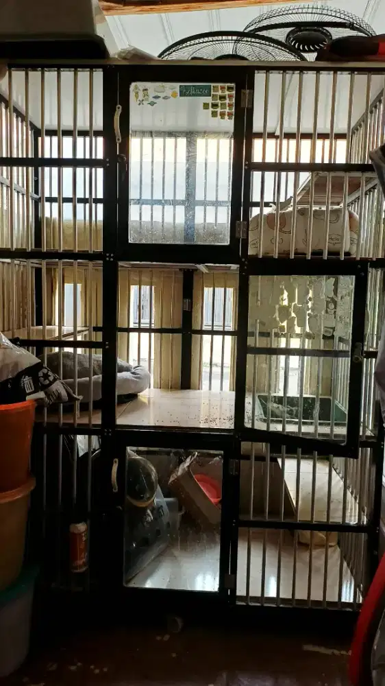 Kandang Kucing Alumunium 3 pintu
(bekas)
Uk P. 120 x L.60 x T.157