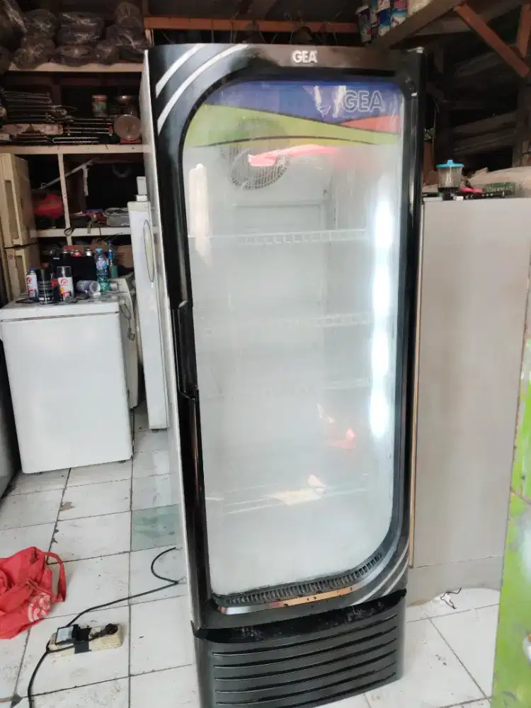 Showcase Gea Oval Kondisi Bagus normal dingin