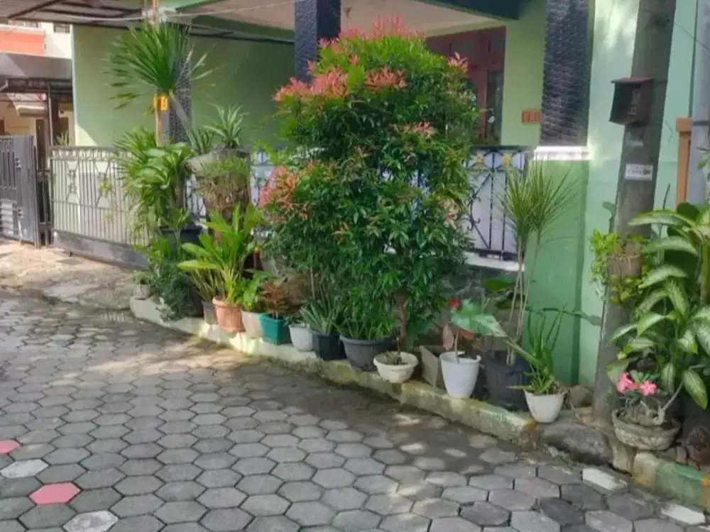 Rumah di Pondok Majapahit 1 Blok B Hadap Timur dekat ke Lapangan Sepak Bola