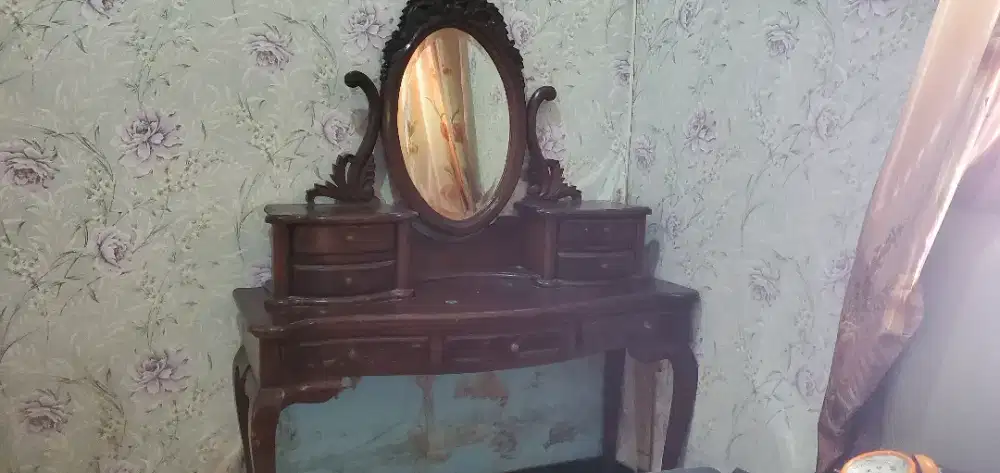 Dijual lemari kaca dan meja rias ukir jati