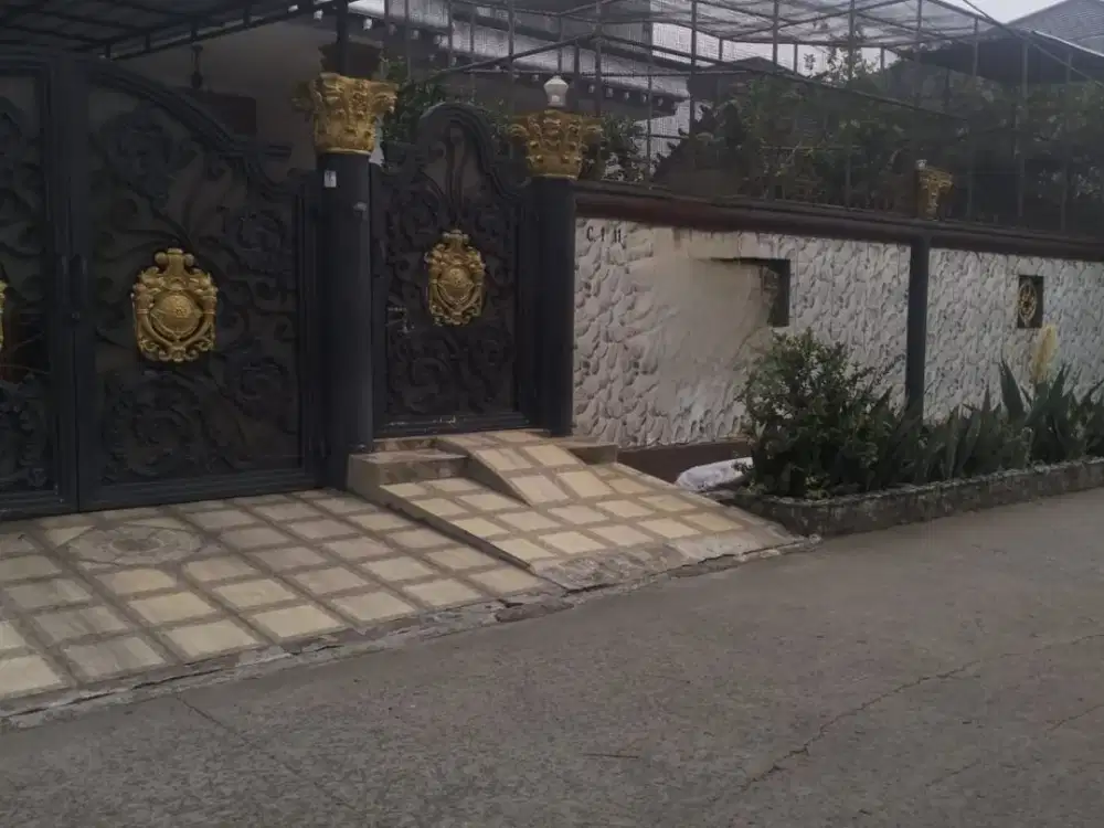 Rumah Mewah Full Furnished LT 375 m² di Jatimakmur, Garasi 3 Mobil