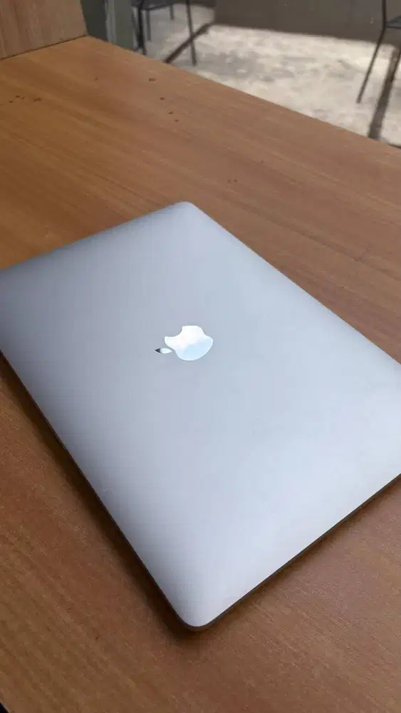 Macbook Pro M2 8/256 GB Bekas