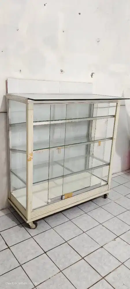 ETALASE KACA / LEMARI KACA