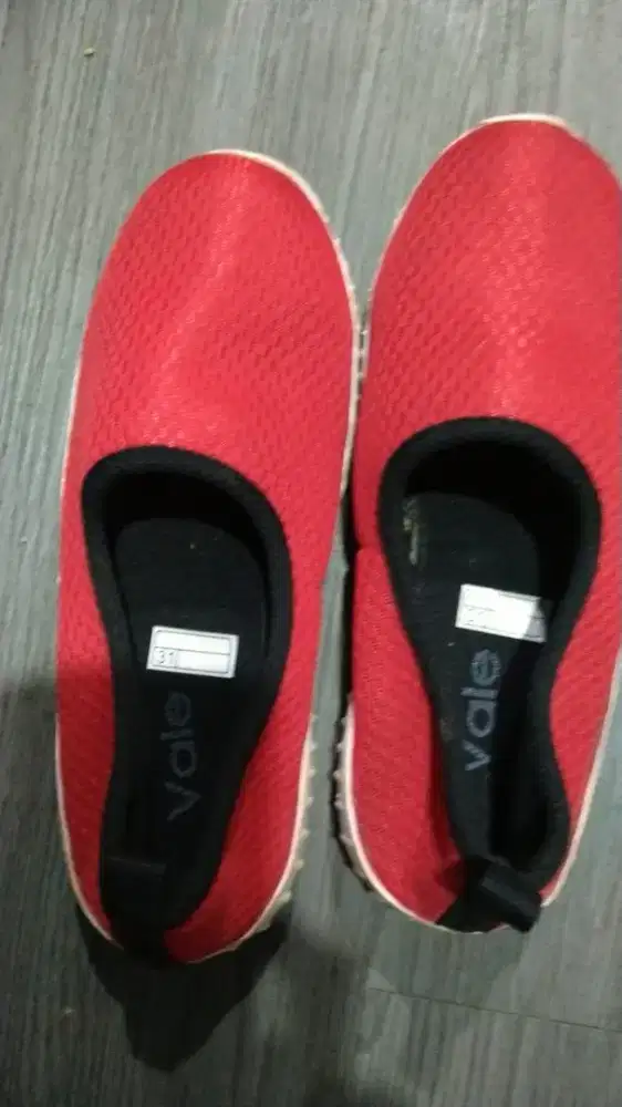 Jual borongan sepatu ada 186pcs harga 5rb perpcs TPI harus diambil all