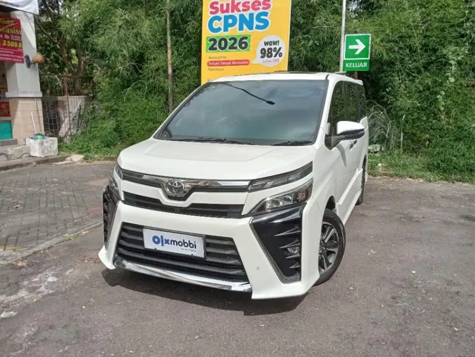 Like New - TOYOTA VOXY 2.0 BENSIN A/T 2018 PUTIH