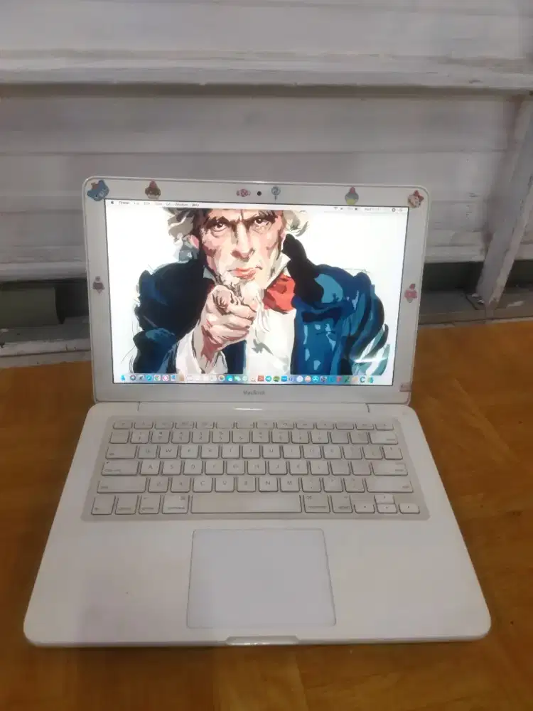 Macbook white mid 2010