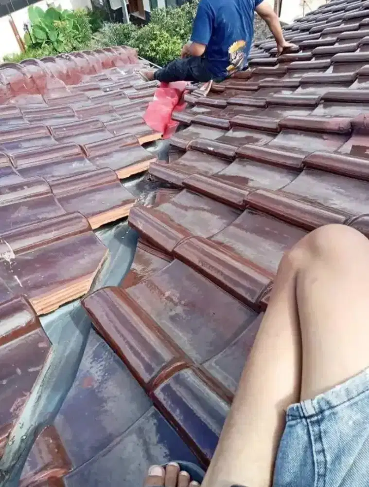 TukanG perbaikan atap rmh yg bocor