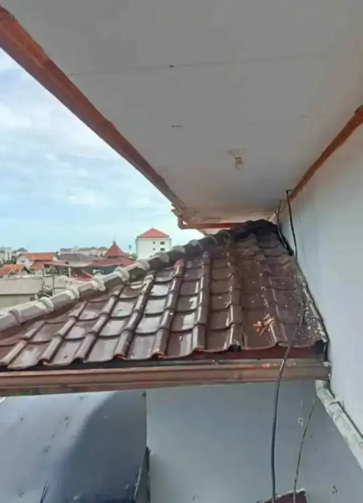 TukanG perbaikan atap rmh yg bocor